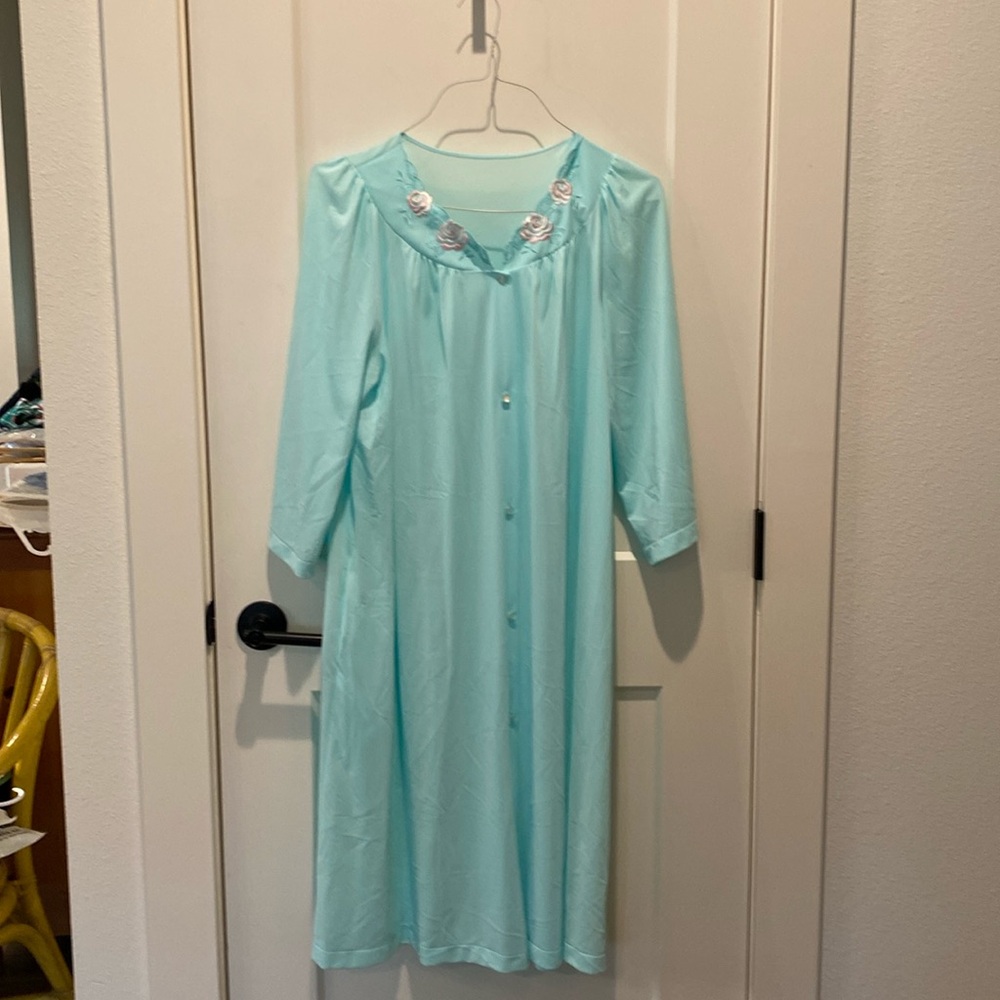 Shadowline Ladies Robe w /Flowers at Neckline.  Nylon.  Size‎ Medium